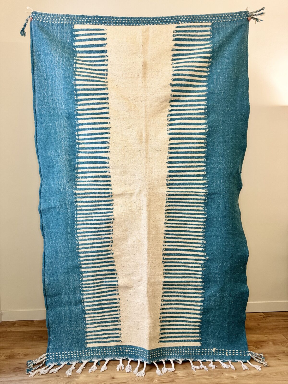 Taziri - Tapis berbère blanc & bleue 249x160 – Image 2