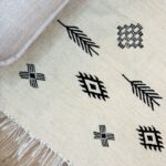 Awal - Tapis symboles berbère beige 252x151