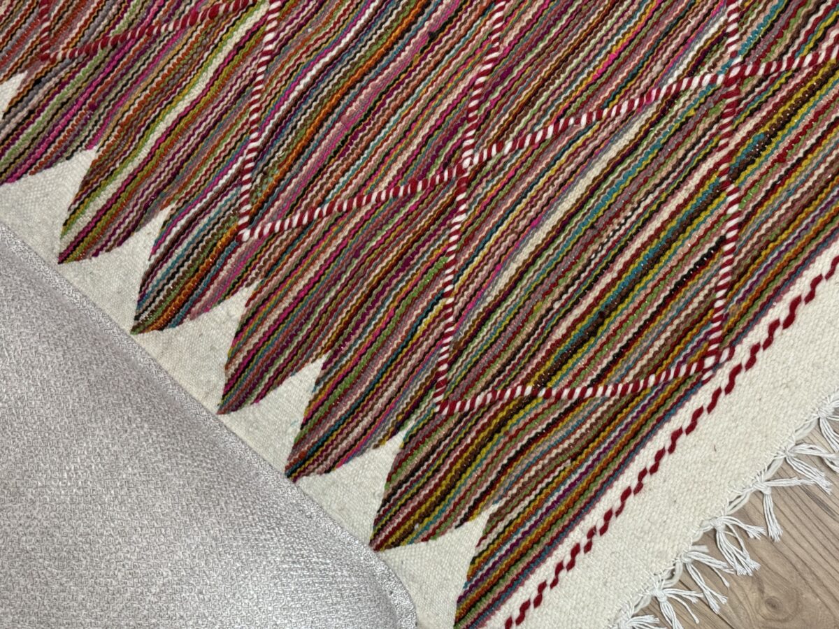 Tapis rayé rouge Tafrara - zoom Tafrara - Tapis berbère rayé 252x155 – Image 1